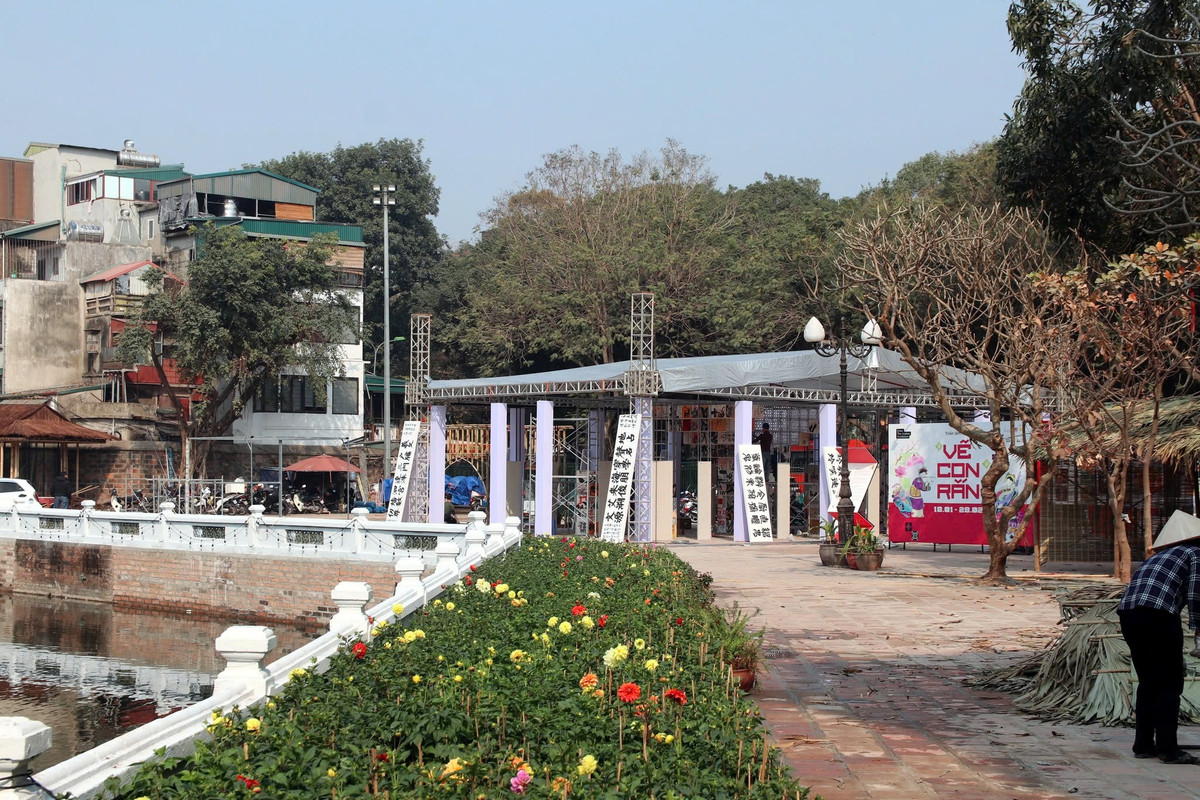 Hội chữ Xuân còn hấp dẫn du khách với hoạt động xin chữ đầu năm tại 47 gian lều của các ông đồ, cùng nhiều chương trình văn hóa đặc sắc, biểu diễn nghệ thuật truyền thống tại khu nội tự, vườn Giám và hồ Văn.