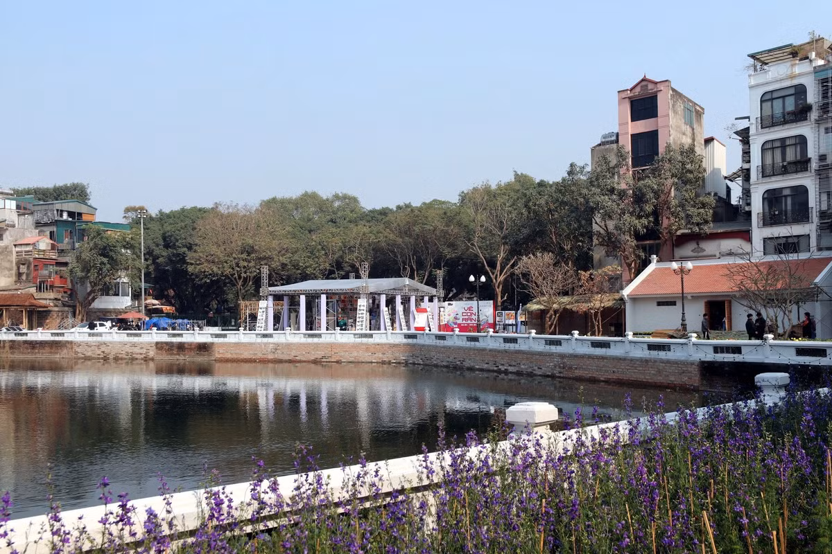 Hội chữ Xuân Ất Tỵ 2025 còn là nơi gặp gỡ, đối thoại giữa các giá trị văn hóa truyền thống với hơi thở cuộc sống đương đại, khơi dậy niềm tự hào dân tộc, khát vọng tinh thần học tập, sáng tạo của thế hệ trẻ và kết nối gia đình trong mùa Xuân mới tràn đầy hi vọng.