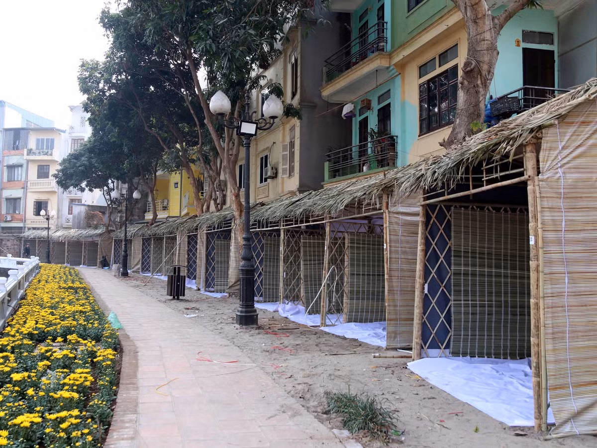 Bên cạnh đó còn diễn ra 3 cuộc triển lãm: Triển lãm thư pháp “Thực học” trưng bày 100 tác phẩm thư pháp Hán Nôm và Quốc ngữ, giới thiệu những áng văn thơ về Thăng Long – Hà Nội và tinh hoa tri thức đến từ di sản của các danh nhân như Lê Thánh Tông, Chu Văn An, Nguyễn Trãi, Nguyễn Du… nhằm tôn vinh truyền thống hiếu học, hiếu nghĩa, trọng thầy, trọng chữ của dân tộc Việt Nam.