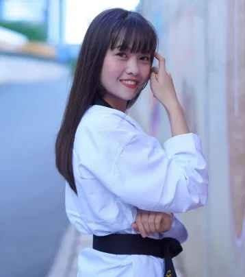 Lina Chhoeung là vận động viên kỳ cựu của Campuchia. Cô từng tham dự SEA Games 27 ở Myanmar năm 2023 và giành huy chương đồng.