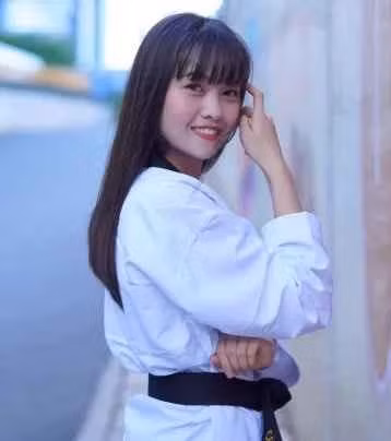 Lina Chhoeung là vận động viên kỳ cựu của Campuchia. Cô từng tham dự SEA Games 27 ở Myanmar năm 2023 và giành huy chương đồng.