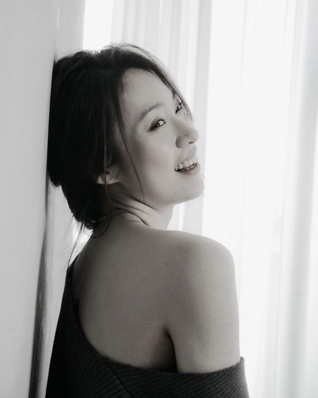 Bên cạnh đó, cách trang điểm đậm cùng tone nâu cũng làm hot girl xứ Nghệ cá tính hơn trong bộ ảnh này.