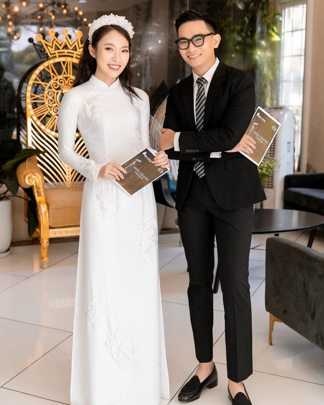 Cụ thể trên trang cá nhân của mình, Khánh Vy đã đăng tải những bức ảnh trong sự kiện đón Hoa hậu Thuỳ Tiên về nước. Xuất hiện với chiếc áo dài trắng và chiếc bờm "ton sur ton", "hot girl 7 thứ tiếng" nổi bật.