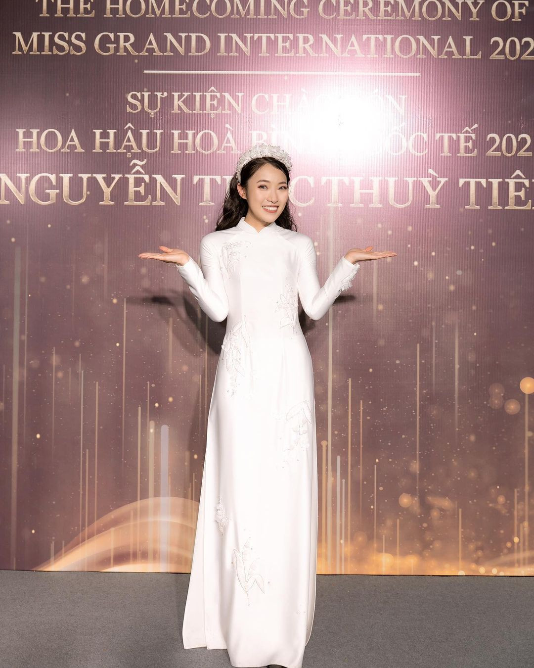 Dù chỉ mới đăng tải được ít giờ nhưng những bức ảnh của Khánh Vy đã nhận về hàng ngàn lượt like, hàng trăm bình luận và đa phần đều khen cô nàng hết lời.