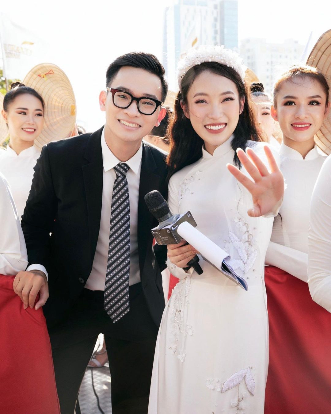 Đứng cạnh Hoa hậu Thuỳ Tiên, "hot girl 7 thứ tiếng" đâu kém cạnh Dung canh Hoa hau Thuy Tien,