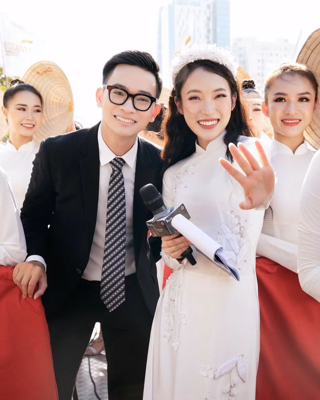 Nhắc tới Khánh Vy, chắc hẳn ai cũng nhớ ngay đến cô nàng với danh xưng " hot girl 7 thứ tiếng" nổi lên từ một clip năm 2016. Ngoài việc giỏi giang, có nhiều tài năng, gái xinh gốc Nghệ An này còn khiến nhiều người thích thú vì lan toả năng lượng tích cực, yêu bản thân và ngày càng xinh đẹp, trưởng thành hơn.