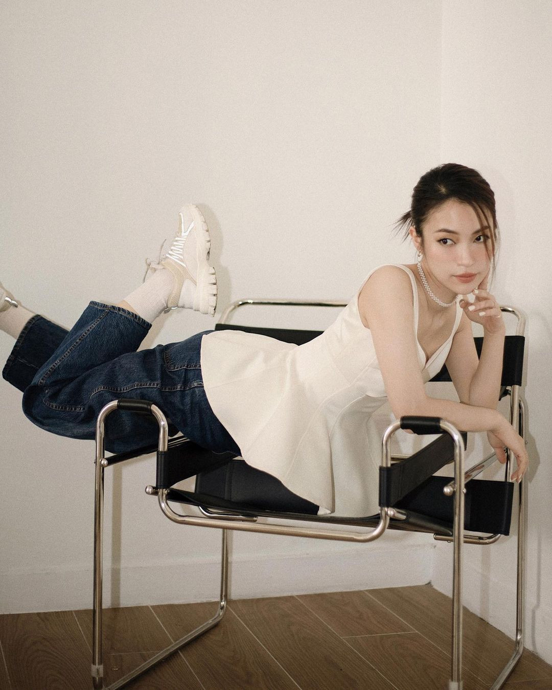 Nếu nhìn vào trang cá nhân của Khánh Vy, nhiều người nhận ra cô nàng rất ít khi diện áo dài. Nhưng với lần xuất hiện này, MC Đường lên đỉnh Olympia chứng minh mình diện quốc phục đẹp chẳng kém ai.