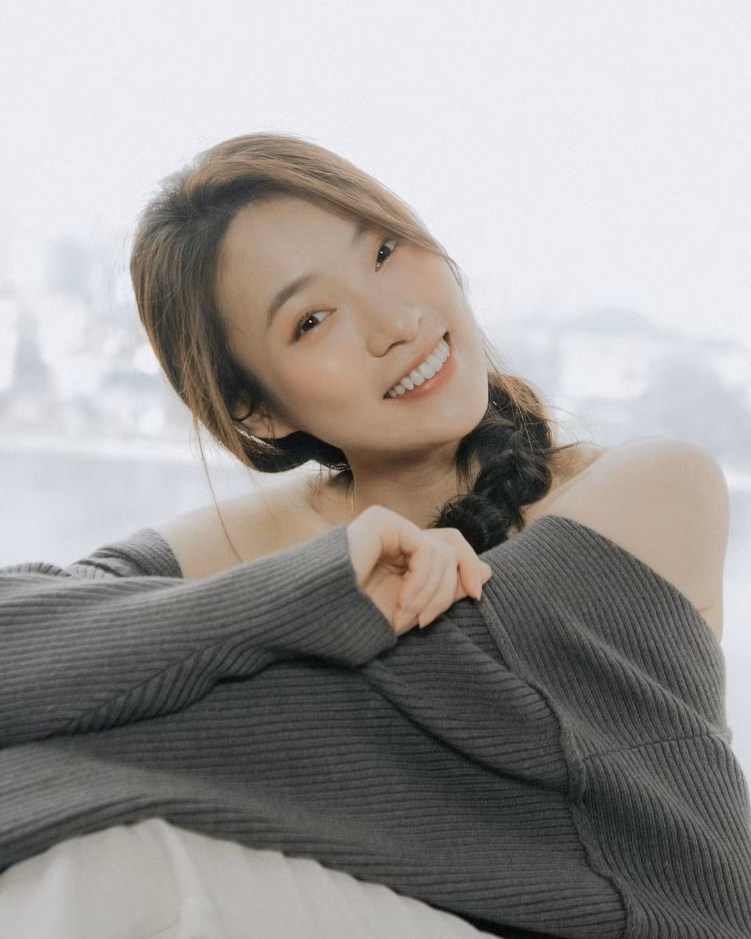 Khác với phong cách kín đáo thường thấy, lần này "hot girl 7 thứ tiếng" lựa chọn style quyến rũ với chiếc váy trễ vai.