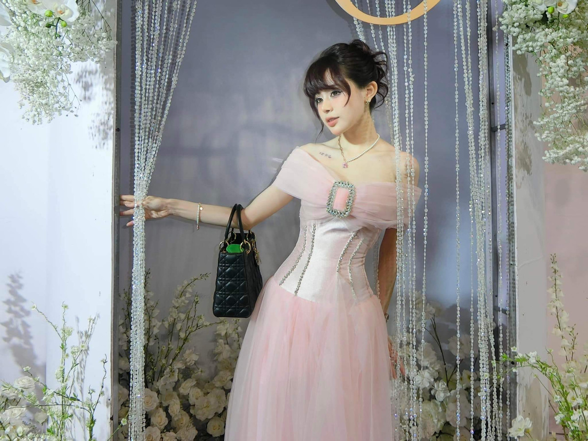 Trước khi sở hữu body hội chị em "chỉ biết ước" như hiện tại, ít ai biết rằng Bích Hạnh từng mũm mĩm, nặng đến 70kg. Thậm chí, cô nàng còn bị bạn bè đặt nickname "rùa rụt cổ".