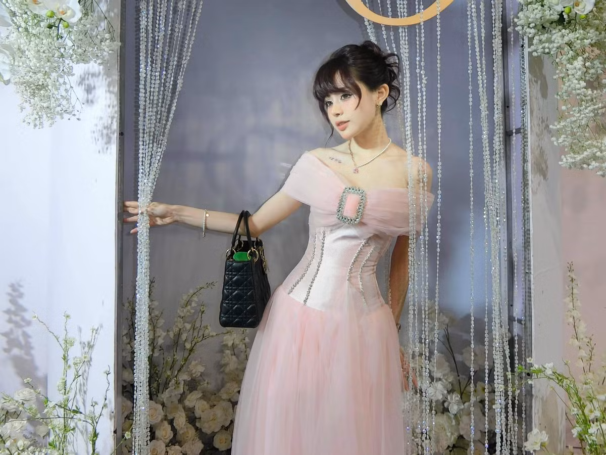 Trước khi sở hữu body hội chị em "chỉ biết ước" như hiện tại, ít ai biết rằng Bích Hạnh từng mũm mĩm, nặng đến 70kg. Thậm chí, cô nàng còn bị bạn bè đặt nickname "rùa rụt cổ".