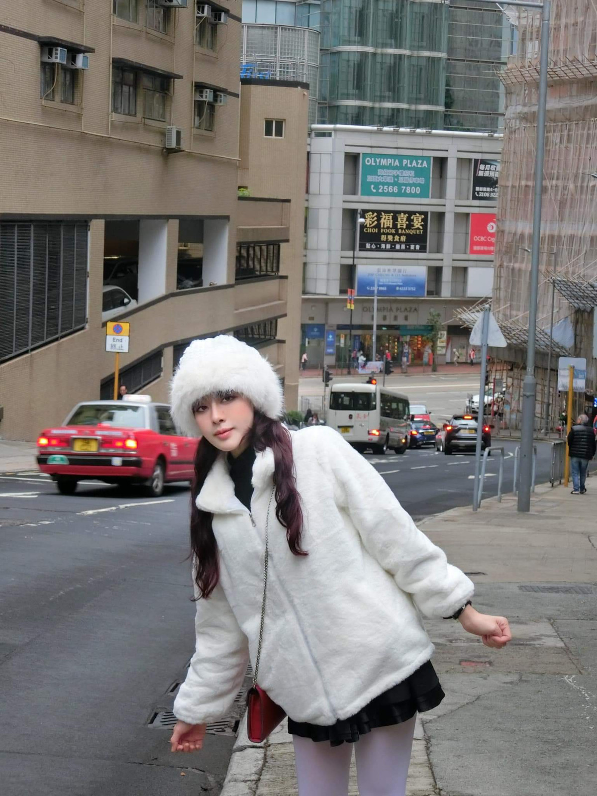 Nàng hot girl phòng gym tâm sự: "Bình thường thì anh nhà tôi cũng cứng, nói chuyện như bắn rap, về ra mắt bố mẹ thì tay luôn chắp trước bụng không dám khoanh tay hay cho tay vào túi quần, chân oánh lô tô, miệng lắp bắp mà đếm gạch như thường.