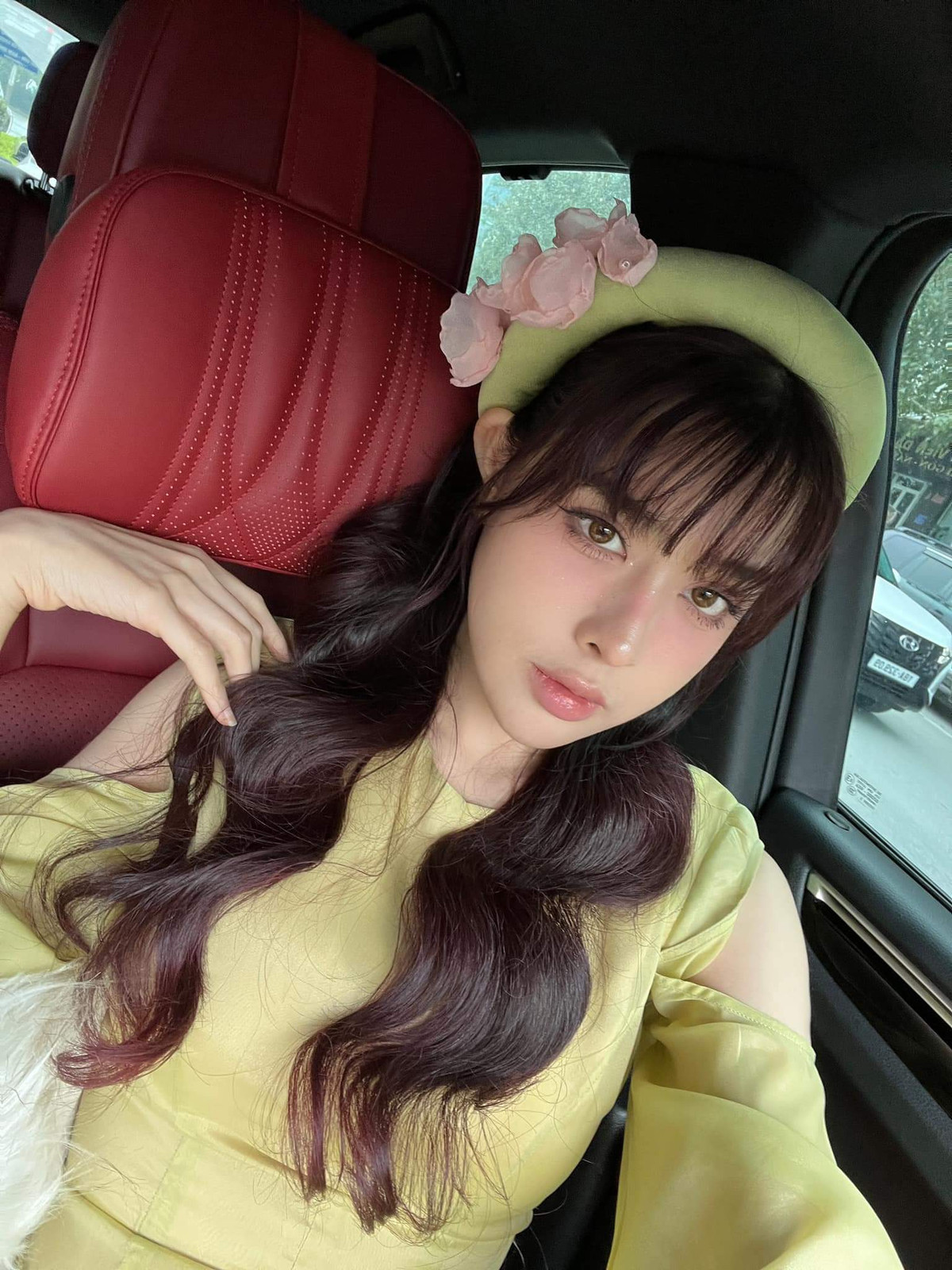 Trên trang cá nhân, Bích Hạnh không ngần ngại khoe đường cong vàng và đặc biệt vòng 1 căng tròn của mình.