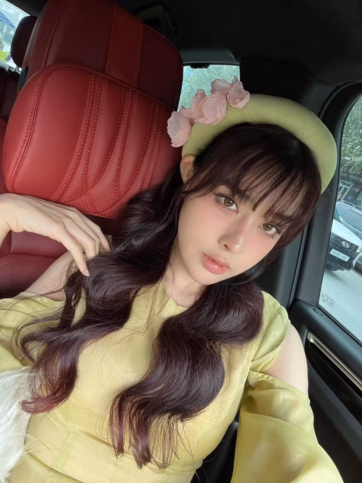 Trên trang cá nhân, Bích Hạnh không ngần ngại khoe đường cong vàng và đặc biệt vòng 1 căng tròn của mình.