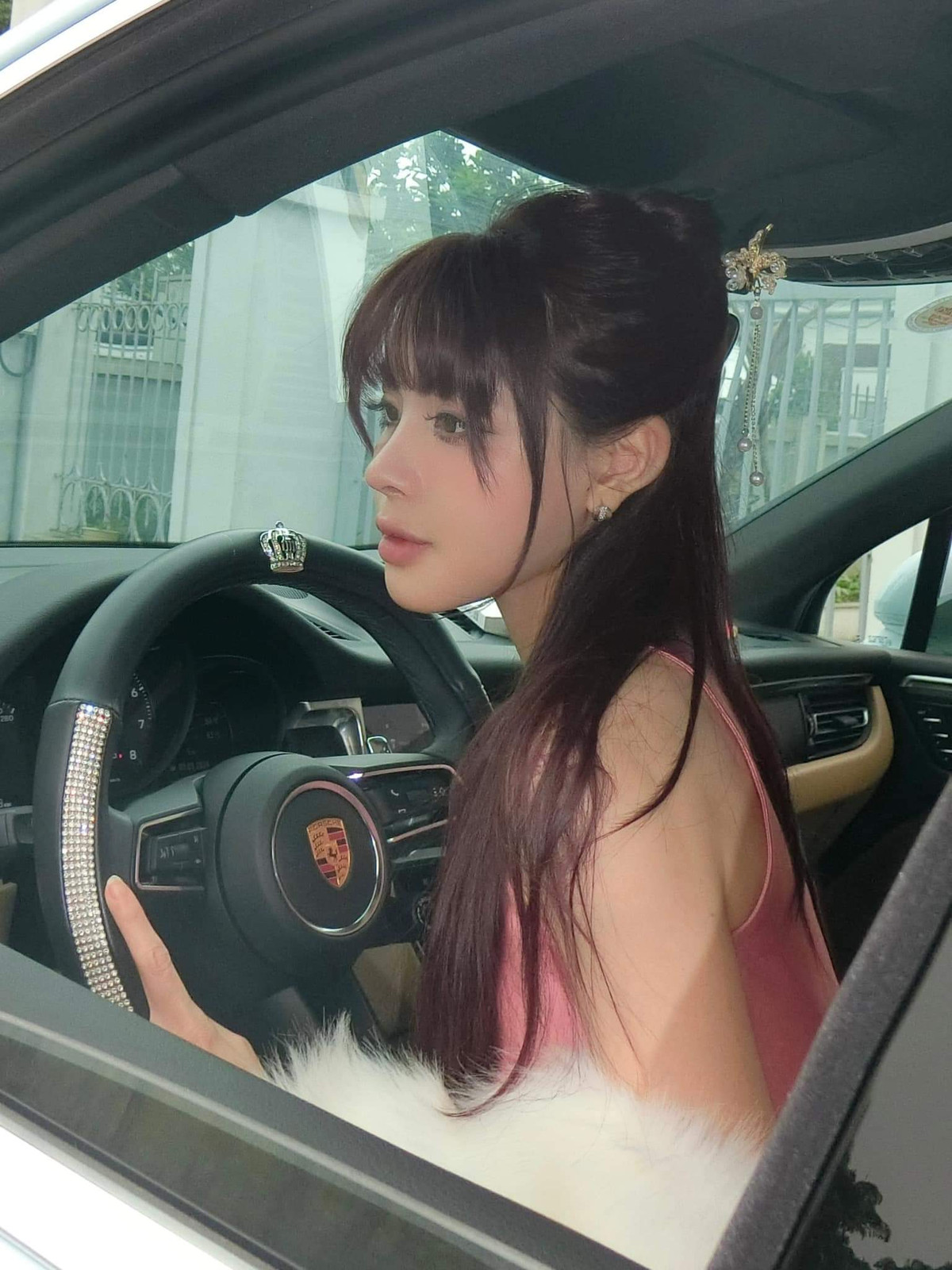 Trần Bích Hạnh (sinh năm 1993, quê Nam Định) được mệnh danh là "hot girl phòng gym", "nữ thần phòng gym" nhờ sở hữu body đẹp như tượng tạc. Thời gian qua, tên tuổi của cô nàng lên như "diều gặp gió" khi bị netizen soi là bạn gái tin đồn của hậu vệ Vũ Văn Thanh.