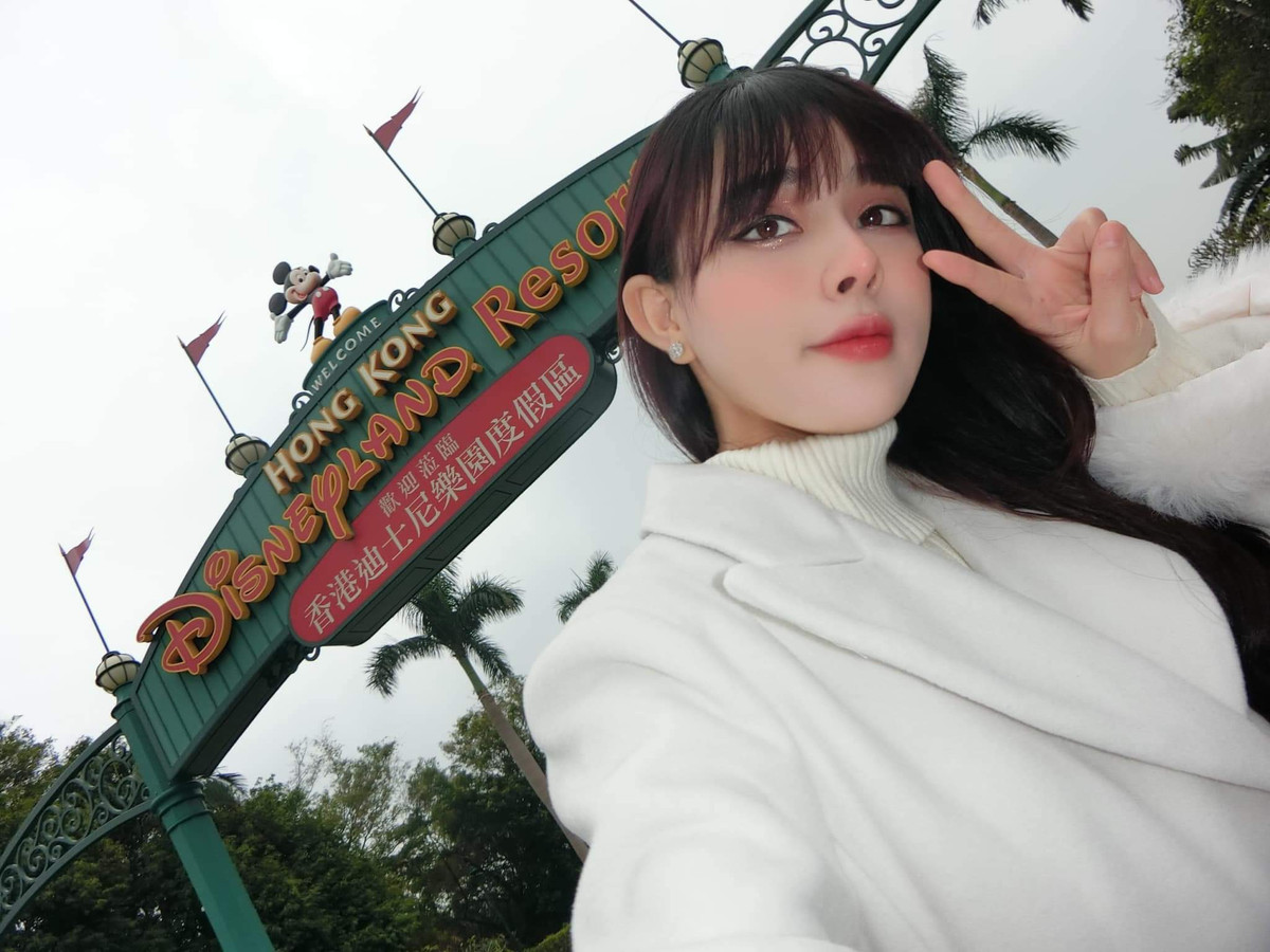 Bích Hạnh đăng tải bức ảnh của cô cùng bố mẹ và gọi bố mẹ là "cặp đôi quyền lực thét ra lửa ở nhà thôi, nỗi khiếp sợ của các con rể về ra mắt".