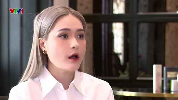 Khi lên sóng truyền hình, Đoàn Di Băng vẫn gây ấn tượng với làn da trắng hồng, không chút tì vết.