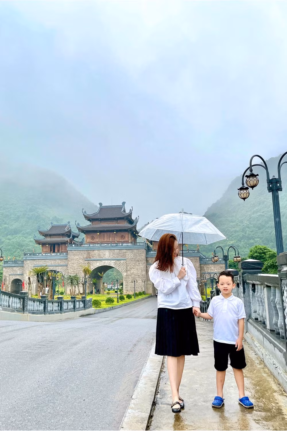 Thời điểm ấy, cựu hot girl từng phải ôm bụng bầu lên chùa tĩnh tâm. Điều đó khiến không ít người lo lắng cô sẽ gục ngã. Nhưng 6 năm qua, Ly Kute sinh con, nuôi con, phát triển sự nghiệp, trải nghiệm những điều thú vị trong cuộc sống.