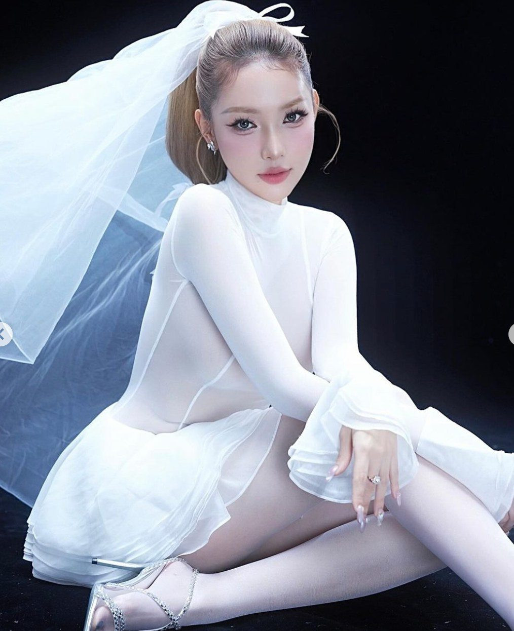 So với những tiêu chuẩn các cô dâu đài các, nhu mì hay phải mặc váy dài, váy công chúa xòe bồng... thì hình ảnh này của Mỹm Trần được nhận định là thú vị và mang đến cho khán giả một cái nhìn khác hơn.