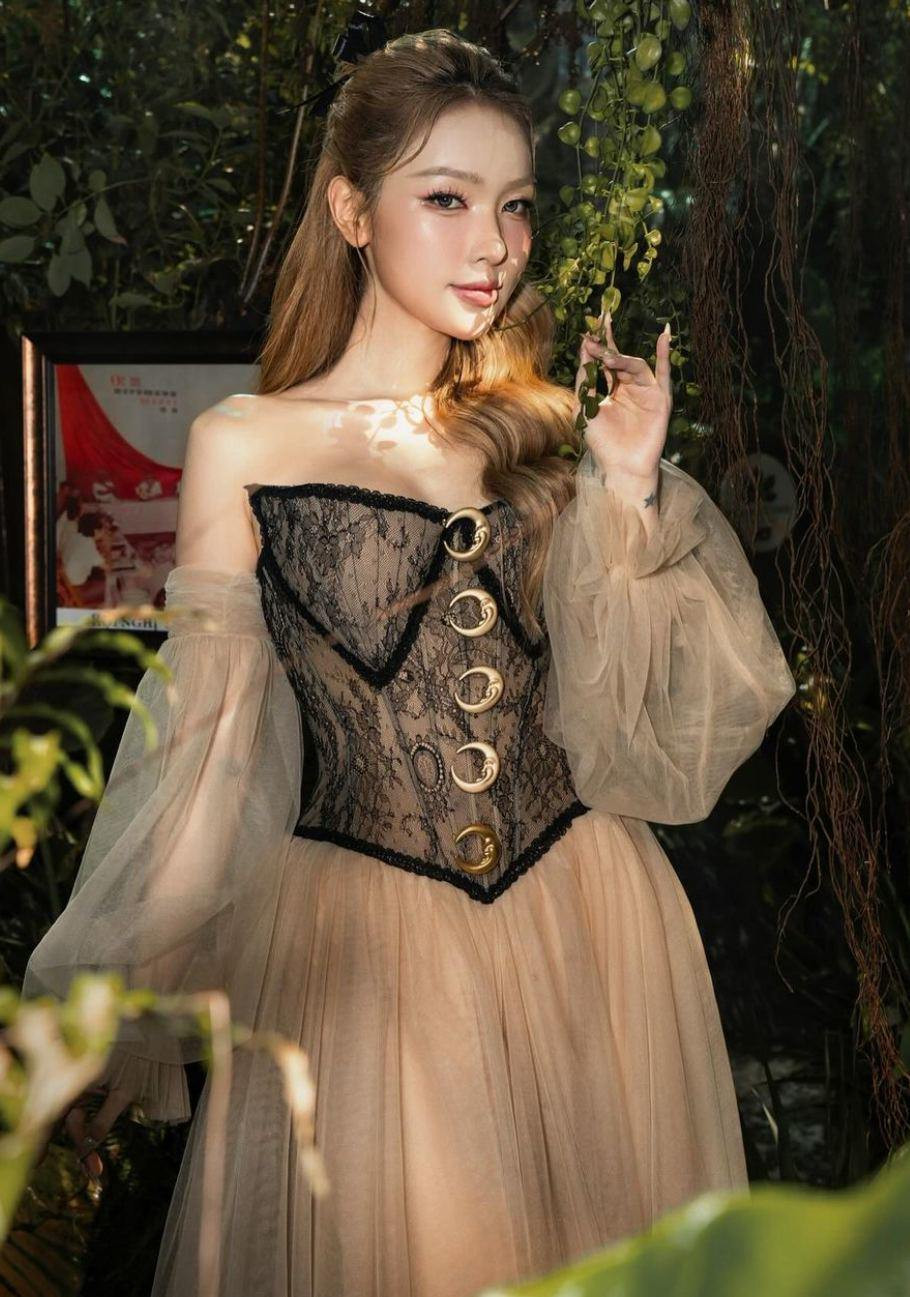 Mỹm Trần được khán giả nhận xét có nét đẹp hao hao giống Yoshi Rinrada - Á hậu 2 Hoa hậu Chuyển giới Quốc tế 2018.