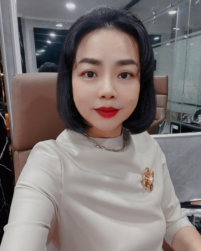 Ý Nhi chia sẻ: "Mọi người nhìn ảnh là biết, khi đó tôi béo và xấu đến mức nào. Hơn 40 tuổi nhưng trông tôi như bà già 75 tuổi, cơ thể nặng nề, xương khớp đau nhức, luôn trong tình trạng khó thở và thậm chí là ngưng thở...