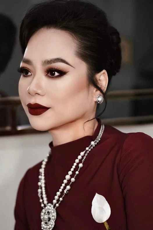 Sau khi lấy chồng, sinh con, gặp phải nhiều biến cố lớn trong cuộc sống, không có thời gian chăm sóc bản thân, chị Ý Nhi tiếp tục tăng cân mất kiểm soát. Đến năm 2020, cân nặng của chị chạm mốc 130kg.