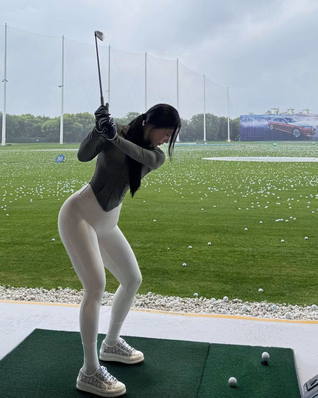 Mới đây trên trang Instagram cá nhân, hot girl phòng gym xứ Trung là Liu Yun Yan gây chú ý khi đăng tải loạt ảnh đi đánh golf. Ngoài gym, môn thể thao quý tộc này gắn bó với mỹ nhân 9X từ nhiều năm nay.