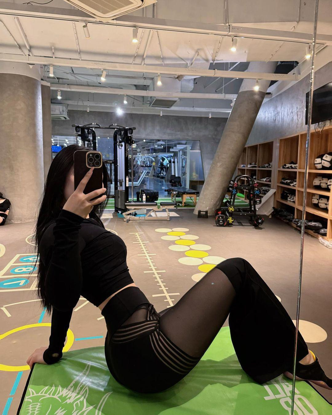 Trước đó, loạt ảnh Liu Yun Yan đi mua sắm siêu thị, đổ xăng được chia sẻ nhiều trên mạng xã hội. Hầu hết đều dành lời khen ngợi cho body nóng bỏng của cô gái này.