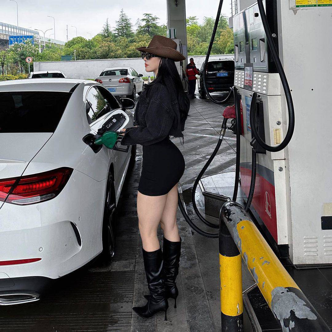 "Body đẹp như tạc tượng luôn đó", "Body đẹp như thế này mặc đồ kín thôi cũng đã quá đẹp rồi", "Trời ơi, đường cong mà mọi cô gái đều mơ ước", "Cô gái xinh đẹp của tôi, tuy đã có body đẹp nhưng vẫn chăm chỉ rèn dáng này",... là những bình luận của dân mạng dưới bài đăng của hot girl Liu Yun Yan.