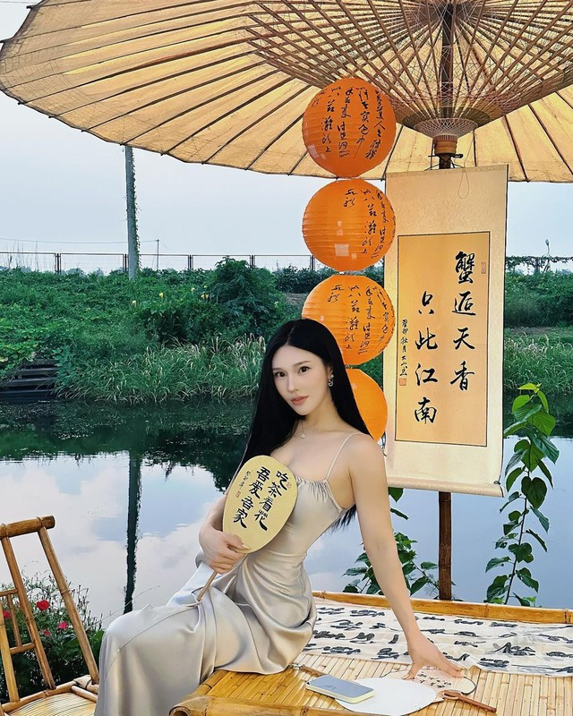 Người đẹp Liu Yun Yan thu hút mọi ánh nhìn với đường cong hình thể quyến rũ, đặc biệt nổi bật với vòng eo nhỏ và vòng ba hơn 1m. Năm ngoái, cô sở hữu vòng eo 62cm, vòng 3 99cm.