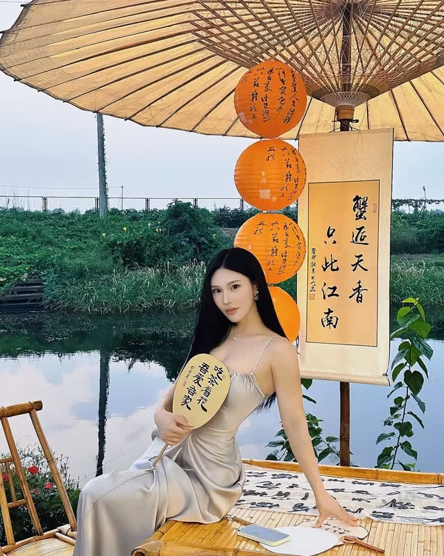 Người đẹp Liu Yun Yan thu hút mọi ánh nhìn với đường cong hình thể quyến rũ, đặc biệt nổi bật với vòng eo nhỏ và vòng ba hơn 1m. Năm ngoái, cô sở hữu vòng eo 62cm, vòng 3 99cm.