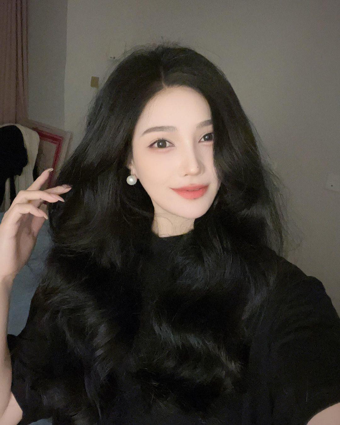 Liu Yun Yan ghi điểm với gu thời trang gợi cảm trong chừng mực, tôn dáng song vẫn đảm bảo sự an toàn và tính thẩm mỹ cao.