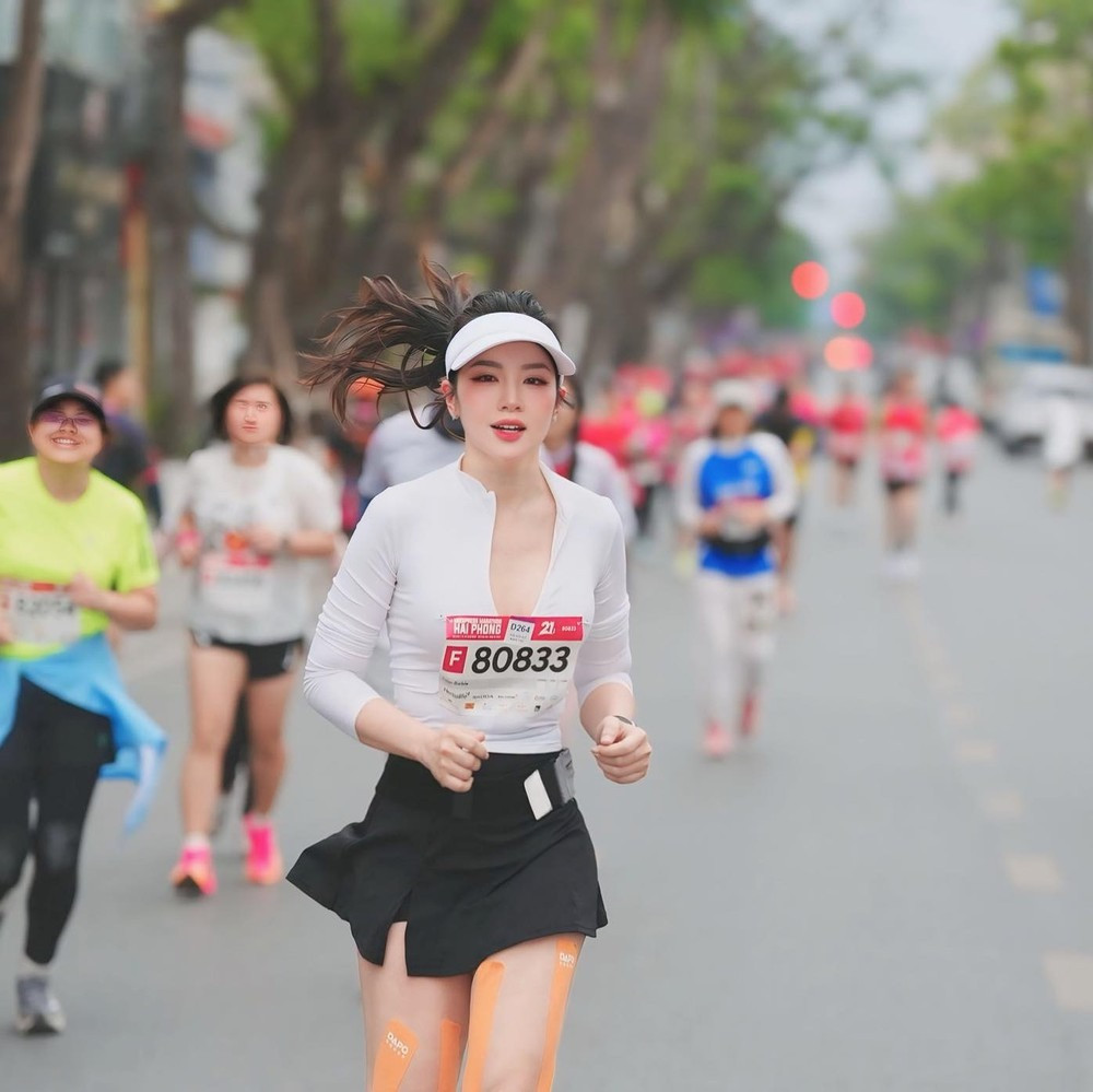 Loan Barbie tên thật là Nguyễn Thị Ngọc Loan, quê Hải Phòng, hiện làm y tá. Cô nàng không chỉ có niềm đam mê đặc biệt với chạy bộ mà còn yêu thích nhiều môn thể thao khác như tập gym, chơi golf, bơi lội và thậm chí là pickleball.