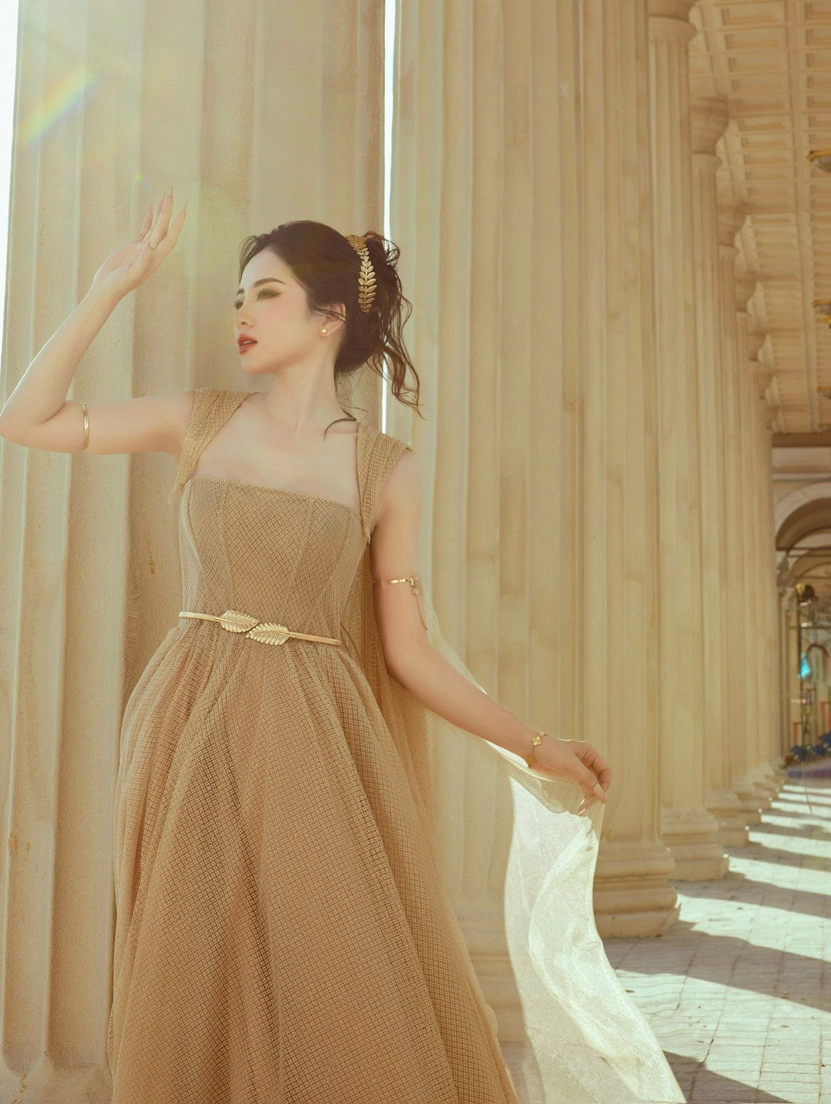 Loan Barbie thu hút sự chú ý bởi nhan sắc xinh đẹp và vóc dáng chuẩn mực.