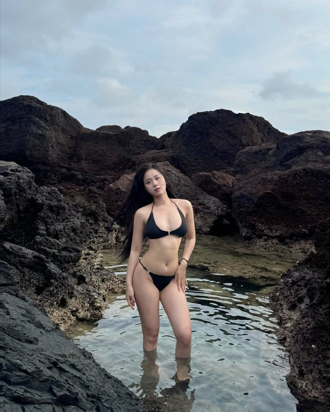 Nhan sắc của hot girl Bắc Giang - Đồng Thị Hoa Mỹ được đánh giá cao với gương mặt thanh tú, làn da trắng sáng. Cô nàng thường xuất hiện trong các bộ ảnh gợi cảm nhưng vẫn giữ được sự tinh tế, sang trọng.