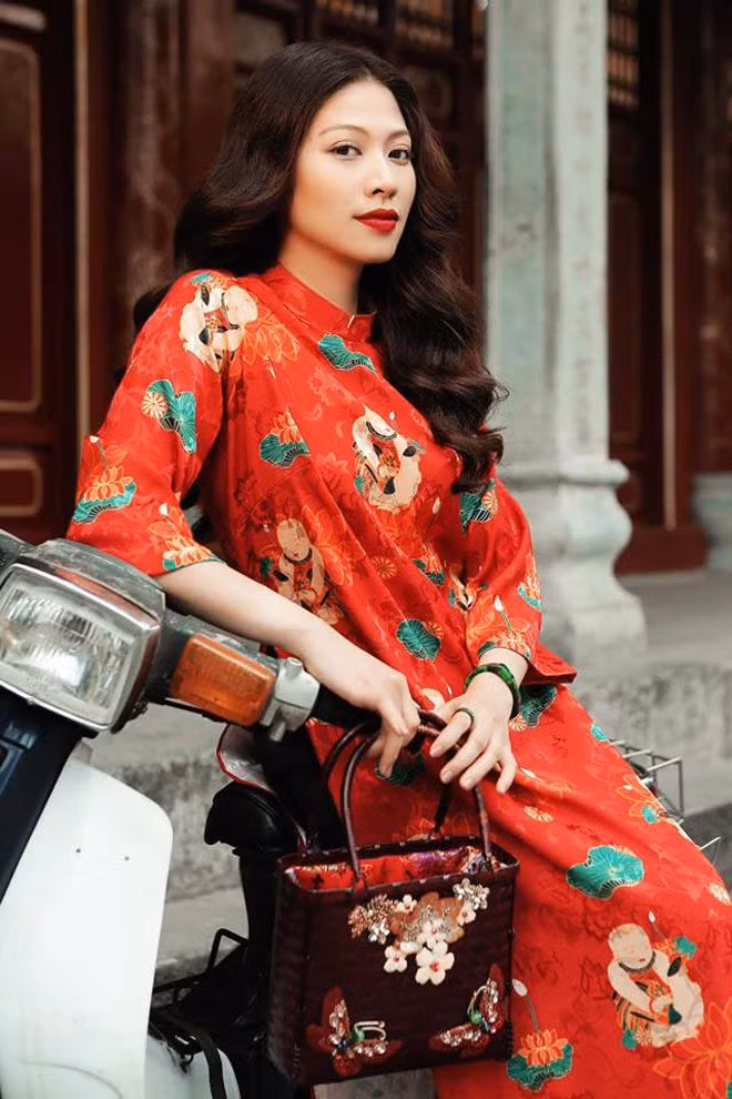 Đáng chú ý, vào tháng 8 vừa qua, Ngọc Trinh cũng đã đấu giá chiếc đồng hồ hiệu có giá gần 1 tỉ đồng, nhằm giúp đỡ cho công tác chống dịch.