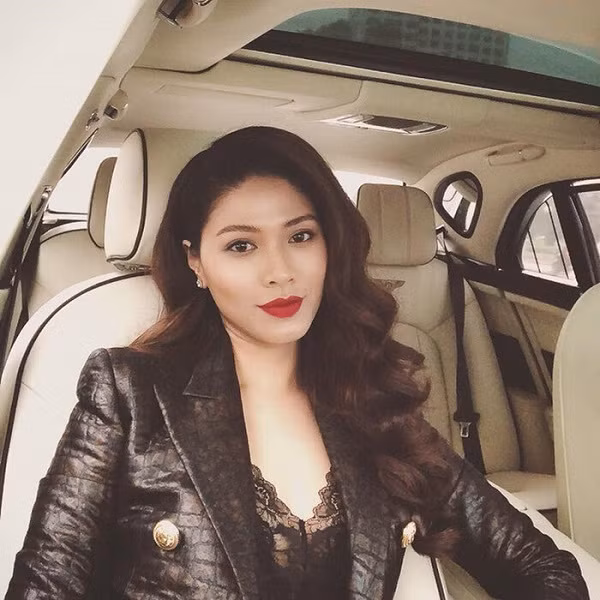 Ngọc Trinh sở hữu rất nhiều đồ hiệu đắt tiền như khăn LV, áo Chanel, phụ kiện của Gucci, điện thoại Vertu nạm kim cương,...