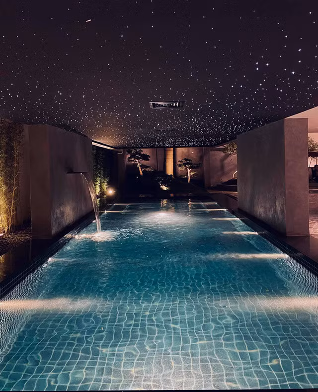 Ngoài bộ sưu tập hàng hiệu từ quần áo tới đồng hồ, Ngọc Trinh còn sở hữu một căn hộ tráng lệ. Mới đây, nữ MC VTV này đã tiết lộ một góc không gian căn hộ của mình với hình ảnh bể bơi đặt trong nhà, trang trí cầu kỳ với nhiều đèn lấp lánh trên trần.