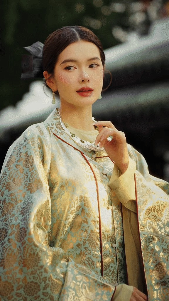 Yên Đan khoác lên mình bộ cổ phục với màu sắc trang nhã, họa tiết gấm sang trọng.