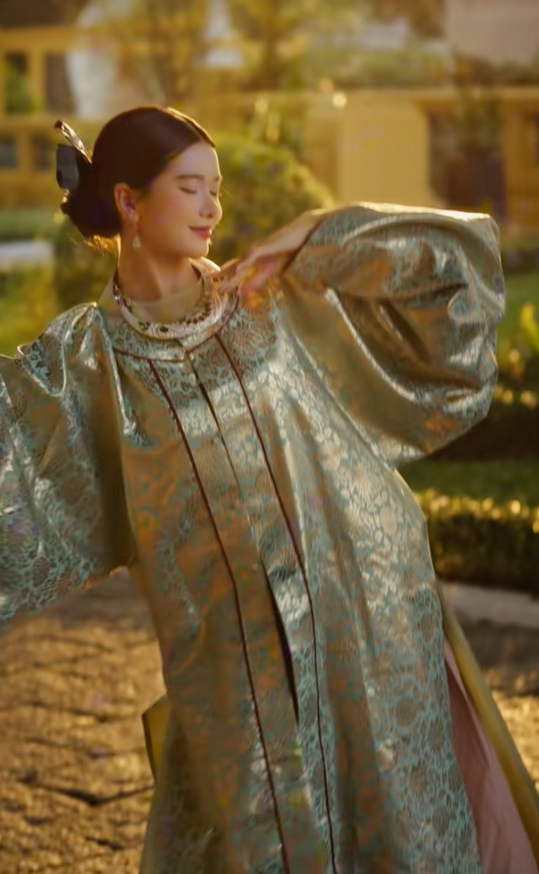 Vốn xuất thân là diễn viên múa, Yên Đan càng khiến dân tình trầm trồ khi thể hiện vũ đạo nhẹ nhàng, thướt tha, vừa hợp cảnh vừa hợp với bộ Việt phục.