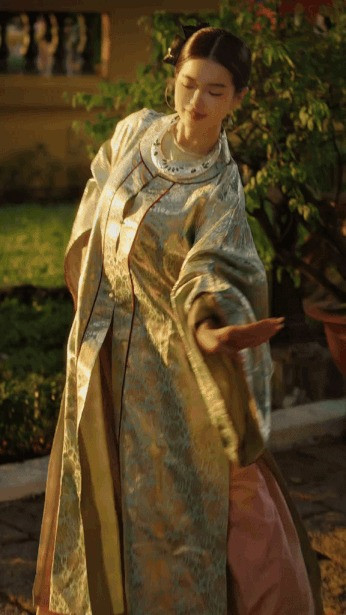 Trong từng khung hình, nhiều người nhận xét Yên Đan giống hệt các mỹ nhân thời xưa, từ diện mạo đến ánh mắt, cử chỉ, điệu múa đều có sức hút khó rời mắt.