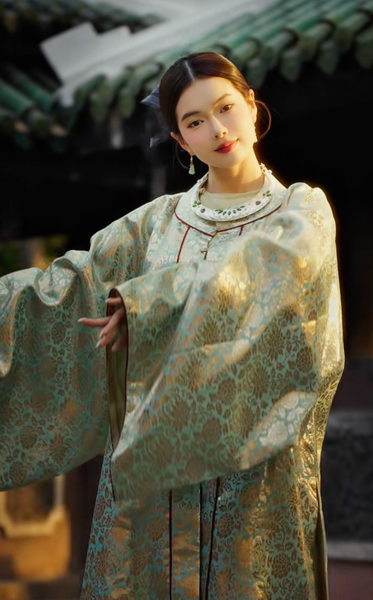 Kết hợp với đó là mái tóc búi gọn gàng, Yên Đan để lộ gương mặt kiều diễm cùng thần thái cuốn hút khiến ai nhìn vào cũng mê mẩn.