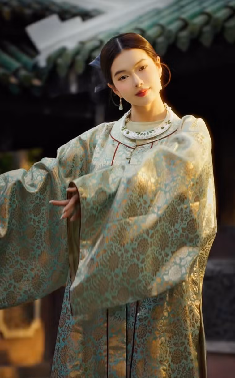 Kết hợp với đó là mái tóc búi gọn gàng, Yên Đan để lộ gương mặt kiều diễm cùng thần thái cuốn hút khiến ai nhìn vào cũng mê mẩn.