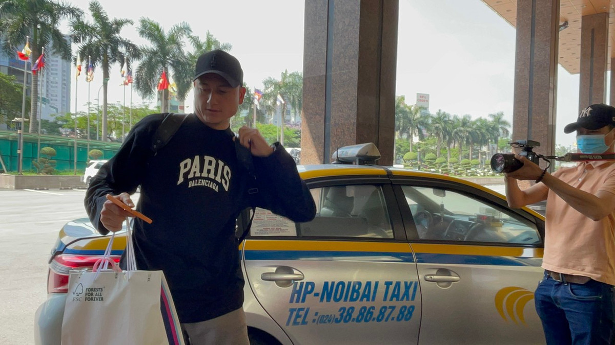 Ở khán đài trận thi đấu trên SVĐ Thống Nhất (TP.HCM) sắp tới, nhiều người hâm mộ cho rằng sẽ có sự xuất hiện của Bùi Thị Yến Xuân - bạn gái thủ môn Đặng Văn Lâm - đến cổ vũ nửa kia. Ảnh: Ngọc Lê.