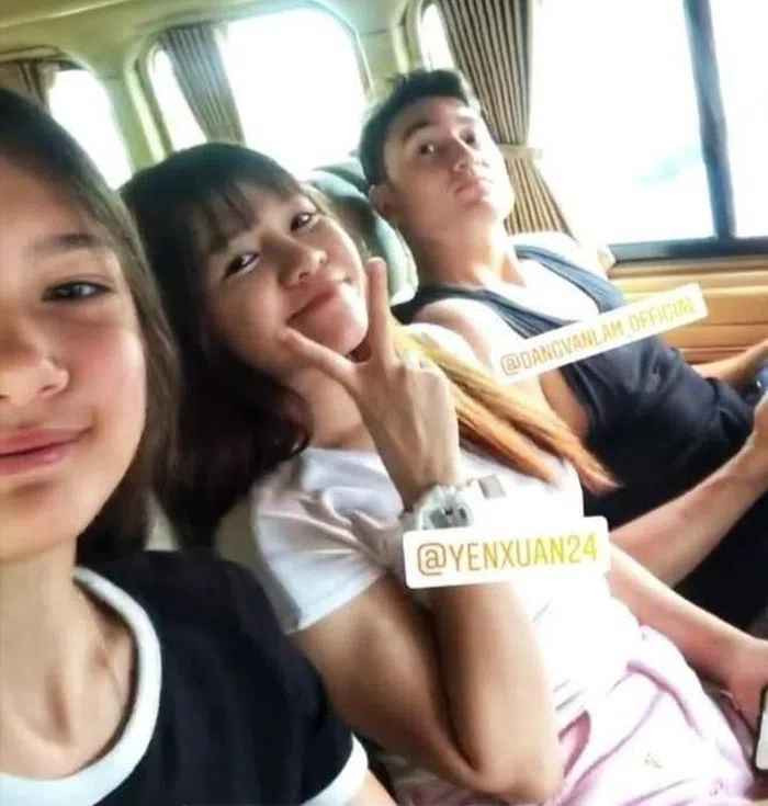 Văn Lâm và Yến Xuân dính tin đồn hẹn hò từ tháng 9/2018 qua loạt ảnh check-in đi du lịch.