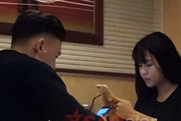 Bạn gái Đặng Văn Lâm cũng xuất hiện nhiều trong các bức ảnh check-in của thành viên gia đình bạn trai hư em gái Thanh Giang hay em trai Văn Mạnh.