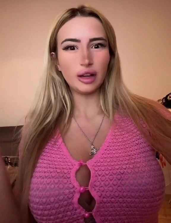 "Không có cổ áo thì không được vào nhà hàng", Polska Babinks chú thích video.