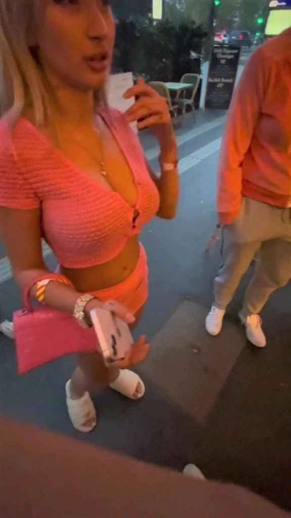 Theo đó, TikToker Babinks cho biết đã cùng bạn đến một nhà hàng sang trọng. Tuy nhiên, hai cô gái bị chủ quán chặn lại ở cửa vì cho rằng họ ăn mặc không phù hợp.