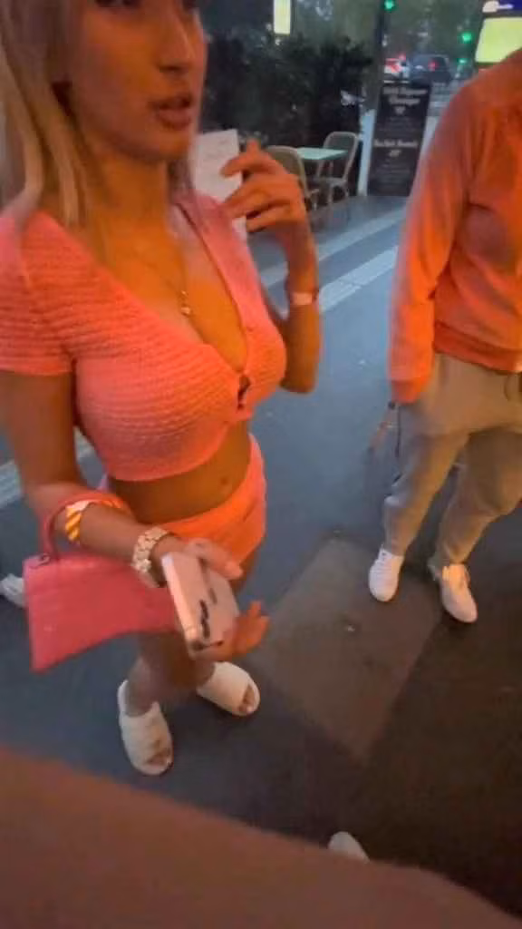 Theo đó, TikToker Babinks cho biết đã cùng bạn đến một nhà hàng sang trọng. Tuy nhiên, hai cô gái bị chủ quán chặn lại ở cửa vì cho rằng họ ăn mặc không phù hợp.