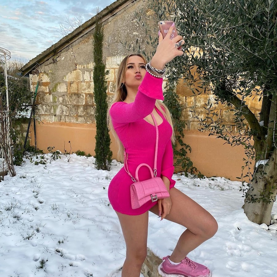 "Tôi và bạn, Tootatis, không được cho vào nhà hàng này vì để lộ khe ngực", Babinks bức xúc.