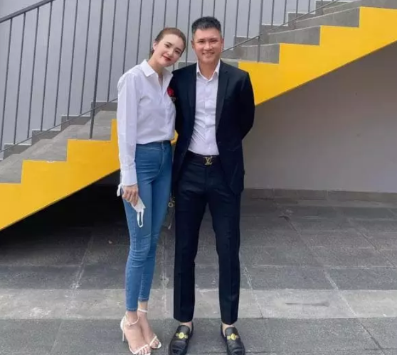 Tuy nhiên, sau cuộc hôn nhân không trọn vẹn và quyết định làm mẹ đơn thân, Khánh Chi đã sang Singapore làm việc, gửi con cho ông bà ngoại chăm sóc.